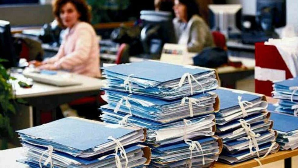 Tο Γενικό Λογιστήριο του Κράτους έχει υπολογίσει το κόστος της επαναφοράς 13ου και 14ου μισθού στο Δημόσιο σε περίπου 2,1 δισ. ευρώ ετησίως